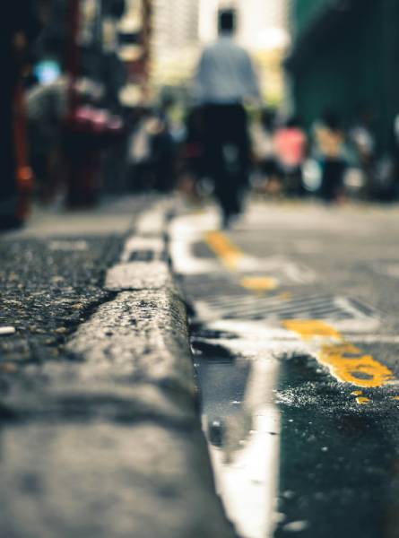 Avvallamento stradale visibile: responsabilità dell’ente per i danni